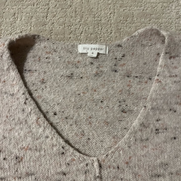 Blu Pepper Cream V-Neck Sweater women’s size S - Picture 2 of 3